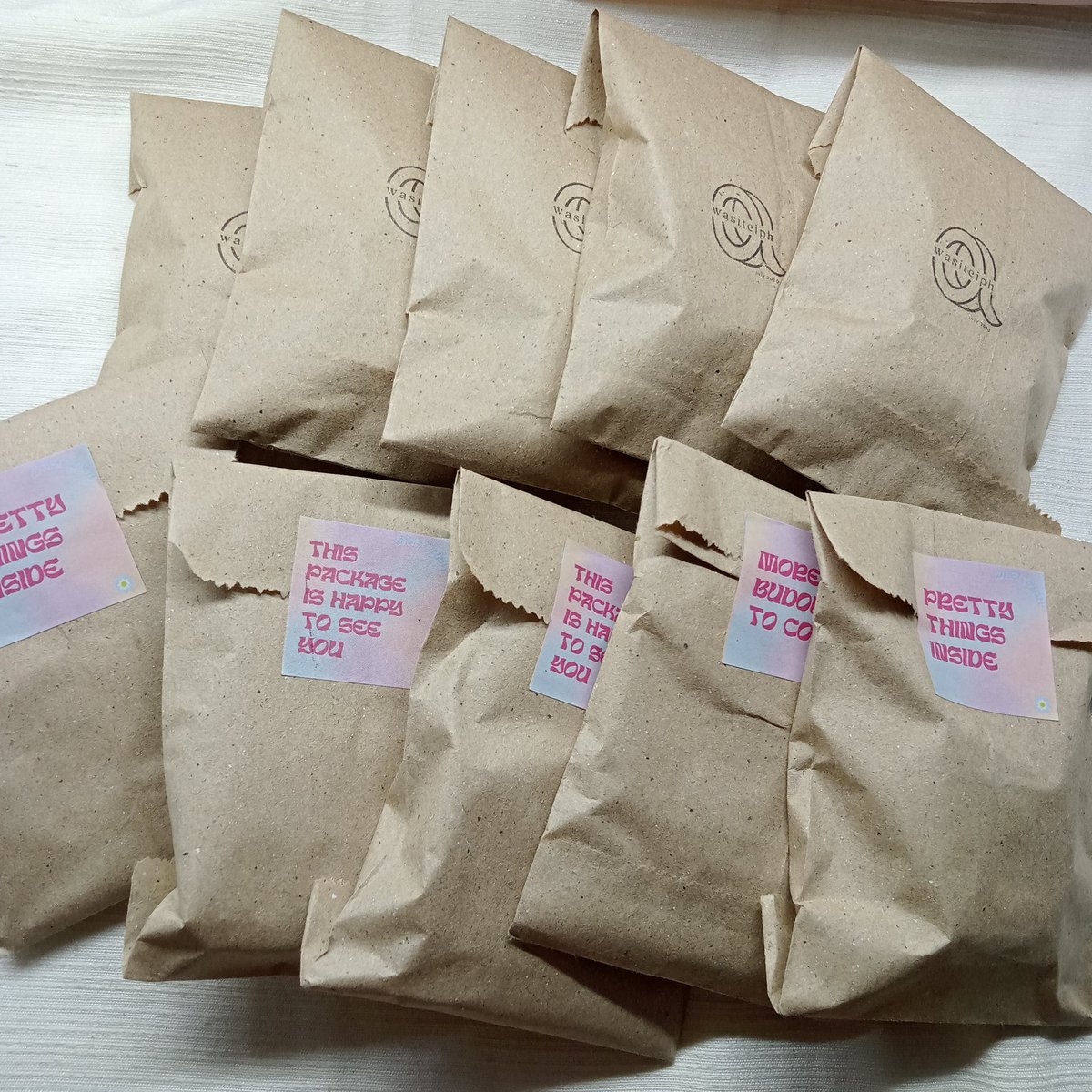 dyosahicart's tweet photo. anyone interested sa grab bags for only ₱140-₱180 👉👈

inclusion
-1 random pc
-1 trsr washitape

–second picture shows the pc you can get from these grab bags 
–badly need funds dahil nasira yung laptop ko 🥲

@treasuremembers https://t.co/i8O0FB0yVq