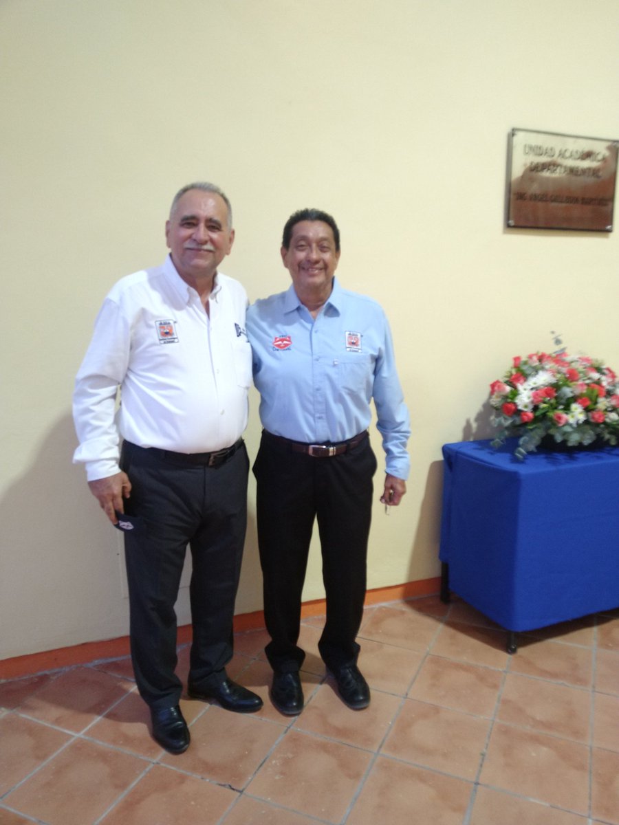 #Mapaches Siempre un gusto reencontrarnos como egresados de nuestra #AlmaMater el <a href="/IT_Chetumal/">TecNM - Chetumal</a> para develar la Placa conmemorativa de la #1Generación de #LAETs nos acompaña <a href="/Marioglezrobles/">Mario Gonzalez</a> Director del #ITCH <a href="/Alejand38019763/">Alejandra Carrasco</a> Presidenta del Comité de Vinculación <a href="/mapachestec/">@MAPACHESTec</a>