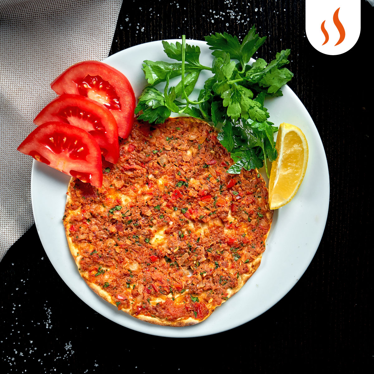 Limon, maydanoz ve domates… Bir lahmacun yanında daha ne isteyebilir ki? Aa bol köpüklü bir ayran da isteyebilir tabii. Sen de bunların hepsi kapına gelsin istersen <a href="/yemekumbara/">Yemekumbara</a>’ya tıklaman yeterli. #yemekumbara #doyadoya #paketservis #lahmacun #ramazan #sahur #iftar