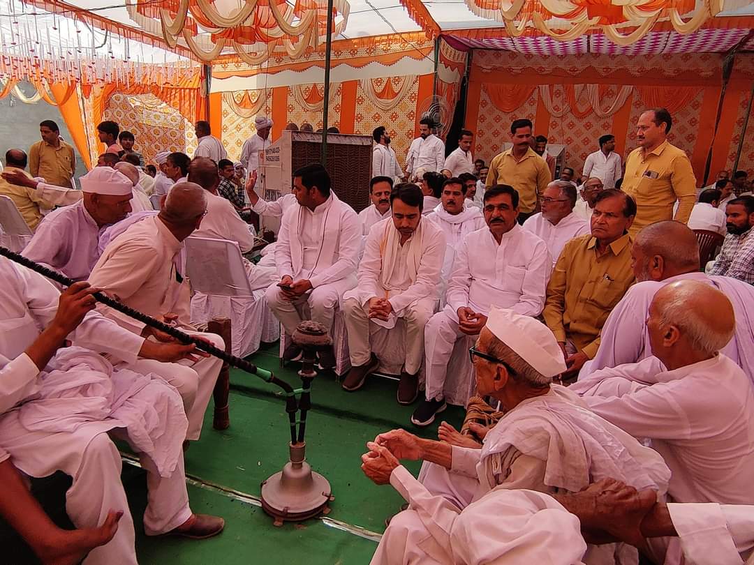 BhanuRLD's tweet photo. #गांव_निरोजपुर  #बागपत
राष्ट्रीय लोकदल के पुराने कार्यकर्ता पूर्व प्रधानमंत्री स्व चौधरी चरण सिंह जी एवम चौधरी अजीत सिंह जी के सहयोगी रहे चौधरी सूरत सिंह प्रधान जी का निधन हो गया था 
परिजनों को सांत्वना देने पहुंचे @RLDparty के राष्ट्रीय अध्यक्ष @jayantrld जी https://t.co/5iu0U2Hc97