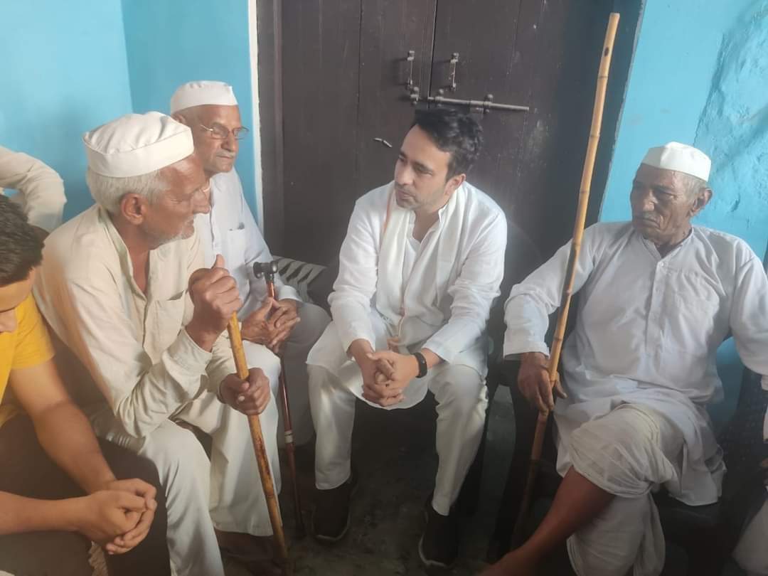 BhanuRLD's tweet photo. #गांव_निरोजपुर  #बागपत
राष्ट्रीय लोकदल के पुराने कार्यकर्ता पूर्व प्रधानमंत्री स्व चौधरी चरण सिंह जी एवम चौधरी अजीत सिंह जी के सहयोगी रहे चौधरी सूरत सिंह प्रधान जी का निधन हो गया था 
परिजनों को सांत्वना देने पहुंचे @RLDparty के राष्ट्रीय अध्यक्ष @jayantrld जी https://t.co/5iu0U2Hc97