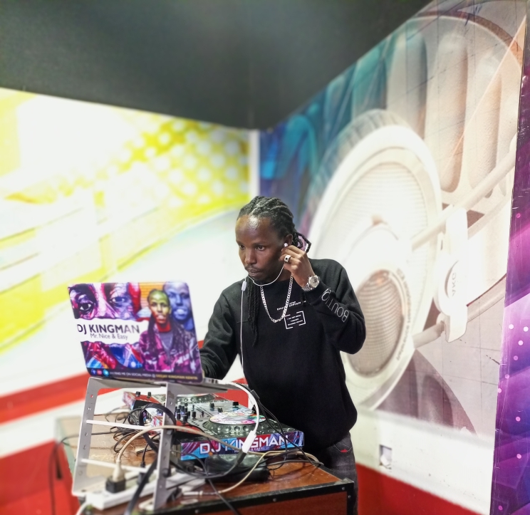 kutv_kenya's tweet photo. The baddest entertainment show is now live with your all time host @Ashakerde  and our dj @kingman_dj to get your long holiday started . Where are you tuning in from this morning? #EntertainmentFriday #RiseToday https://t.co/jo2tpL2HRB