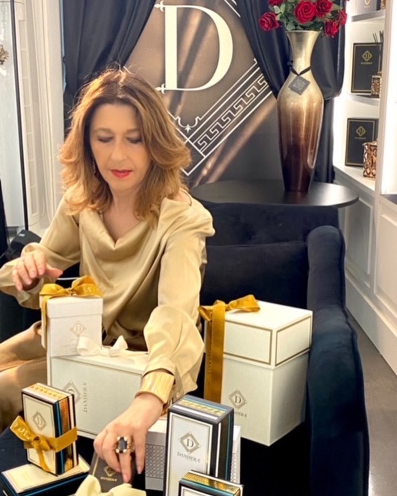 DanheraItaly's tweet photo. “ Oggi Festeggio il mio Compleanno dedicando a Tutti Voi il mio pensiero.  Proseguire un rito che ci unisce da tempo, con il quale oggi riservo un Dono Speciale con il vostro acquisto sulla nostra boutique on line https://t.co/zRIACOwYI3
La magia scade a mezzanotte… Vi aspetto” https://t.co/2g5REtewD4