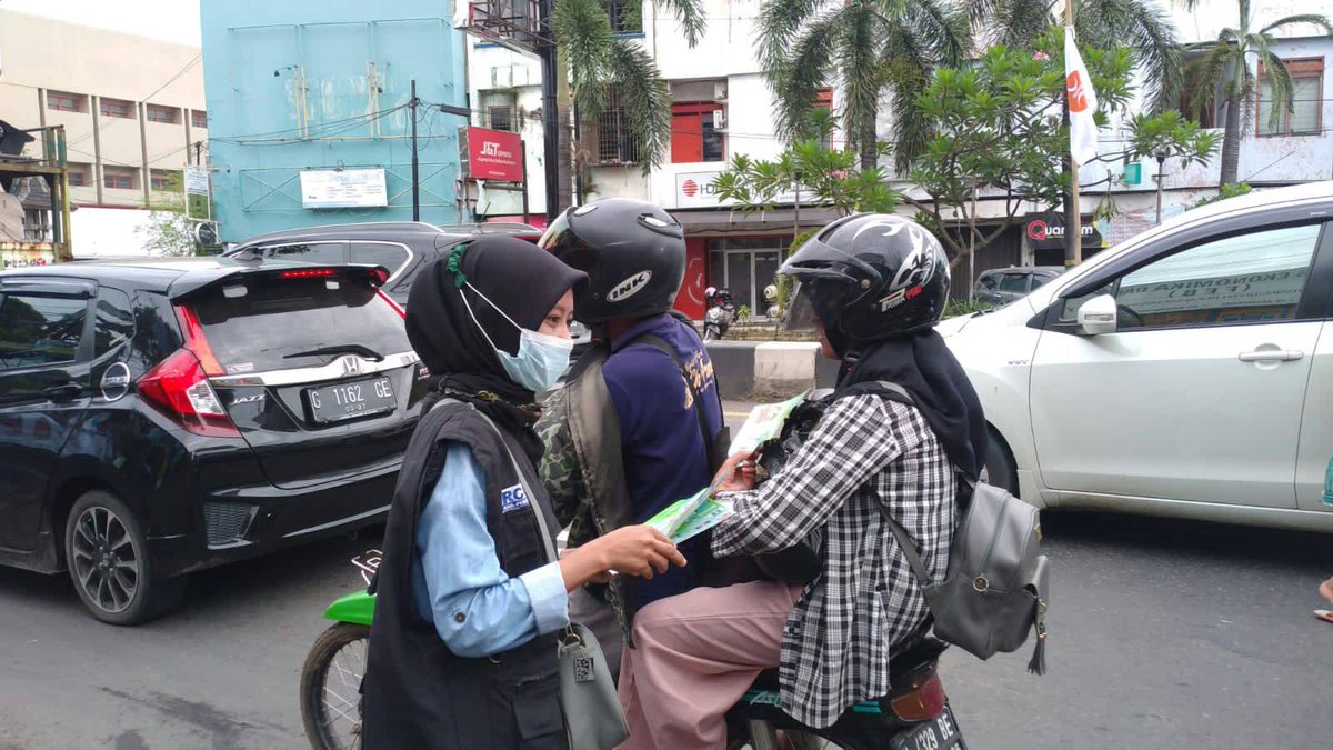 warta_desa's tweet image. PEKALONGAN, WARTADESA. – Dalam rangka memantau ketaatan masyarakat untuk tetap menerapkan protocol kesehatan saat melakukan aktifitas mudik, sejumlah relawan yang tergabung dalam Risk Communication and Community Engagement (RCCE)  #rcce #umpp

bit.ly/3OKL7z9