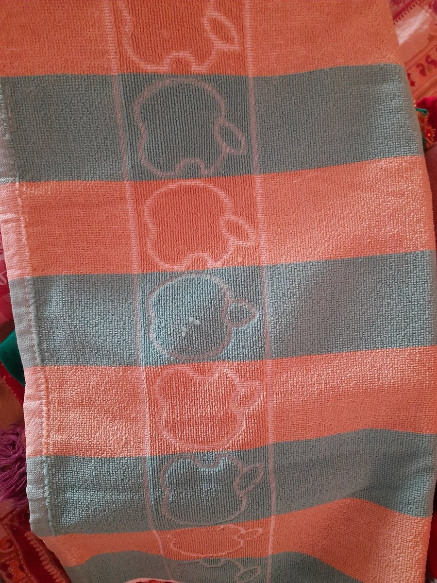 mayankyadavx's tweet photo. While people are hesitating in purchasing that small #AppleCloth ,

I am having this large #AppleTowel .

I am so rich.

🙂 https://t.co/AsCtBQACyr