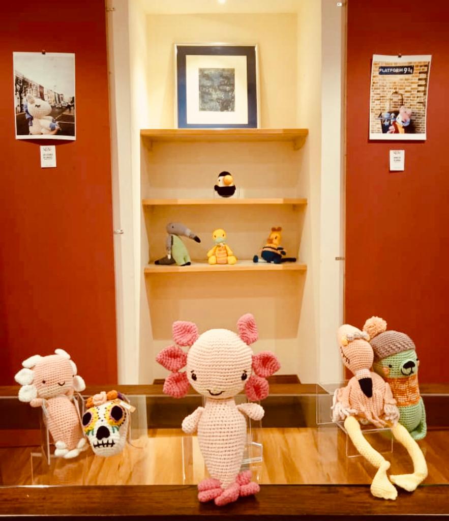 EmbaMexMls's tweet photo. EN DIA DEL NIÑO: Exposición Liza Gomez-Junco (peluches-amigurumi en japonés) producto de sus talentosas manos; y bellas propuestas visuales en fotografias que captan su trabajo en paisajes de Malasia y otros países. Anunciamos tendremos piñata en mayo por periodo fiestas locales. https://t.co/6BfmNBIcBQ