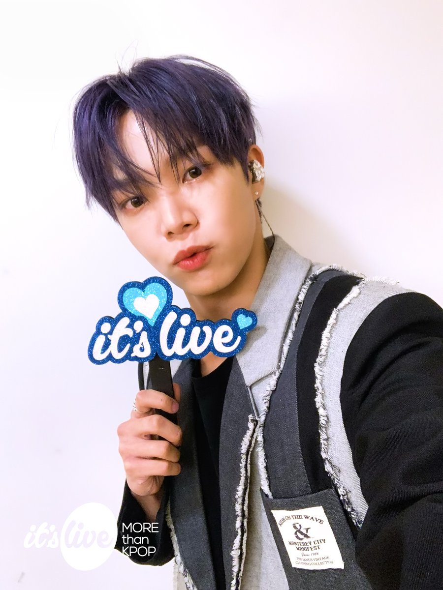 itsLIVEofficial's tweet photo. #베리베리 의 #잇츠라이브 가 잠시 후 5시에 시작됩니다!📸
유튜브 it's Live 채널에서 최초공개로 만나보세요!
‘#Undercover’ 밴드 라이브 보면서 실시간 채팅 같이 달려요💜
 
#VERIVERY - Undercover (Band Ver.)
Premieres on Youtube 'it's Live' Channel at 5PM KST TODAY! https://t.co/Ra5rWQokNf