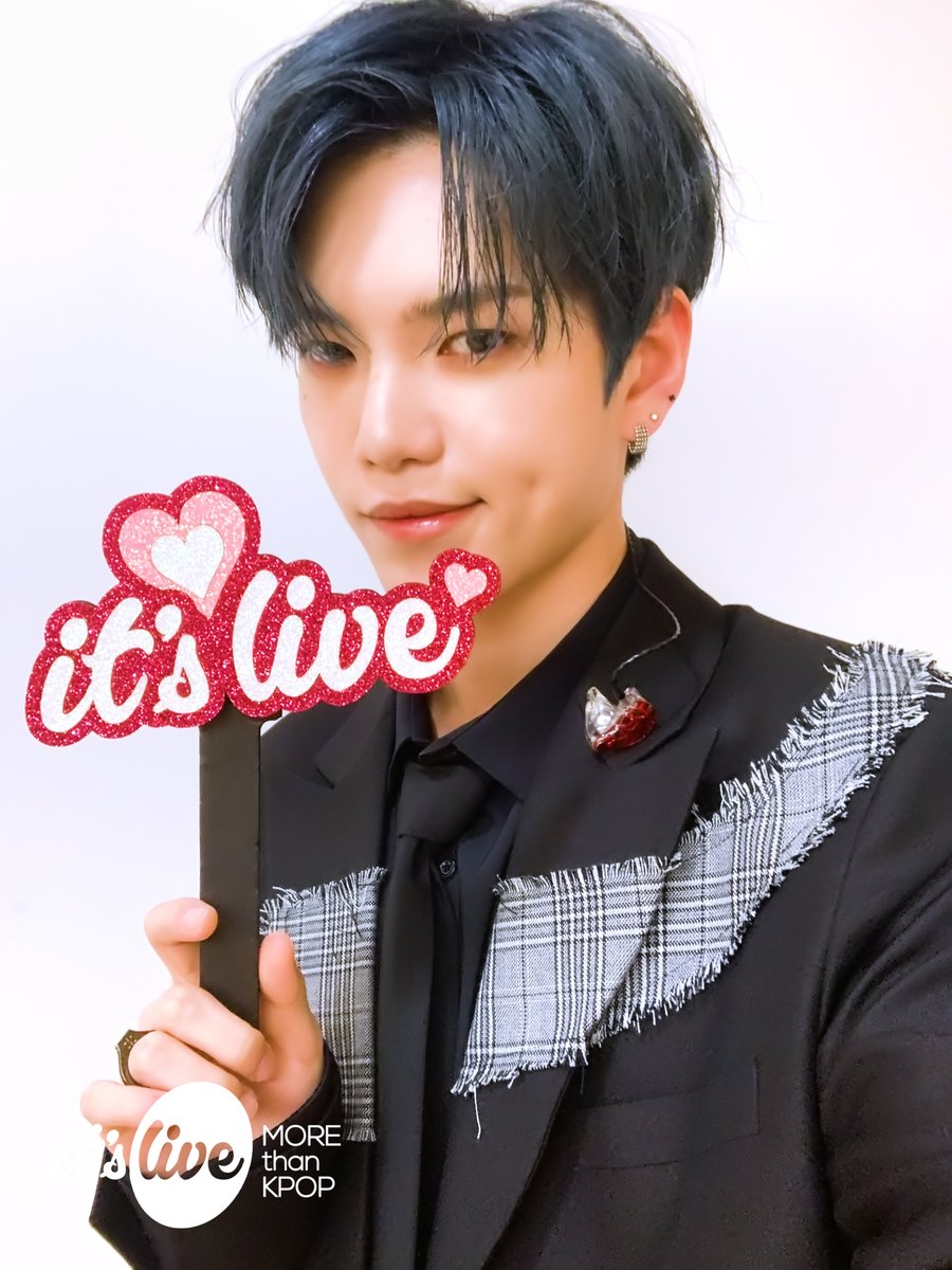 itsLIVEofficial's tweet photo. #베리베리 의 #잇츠라이브 가 잠시 후 5시에 시작됩니다!📸
유튜브 it's Live 채널에서 최초공개로 만나보세요!
‘#Undercover’ 밴드 라이브 보면서 실시간 채팅 같이 달려요💜
 
#VERIVERY - Undercover (Band Ver.)
Premieres on Youtube 'it's Live' Channel at 5PM KST TODAY! https://t.co/Ra5rWQokNf