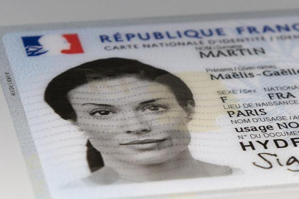 🇫🇷 Une application d’identité numérique qui pourrait bientôt remplacer nos papiers officiels, élaboré actuellement par le  <a href="/gouvernementFR/">Gouvernement</a> 

👉 Permis de conduire 
👉 CNI
👉 Carte vitale 

🔗 journaldugeek.com/2022/04/28/la-…

#gouvernement #app #transfonum
