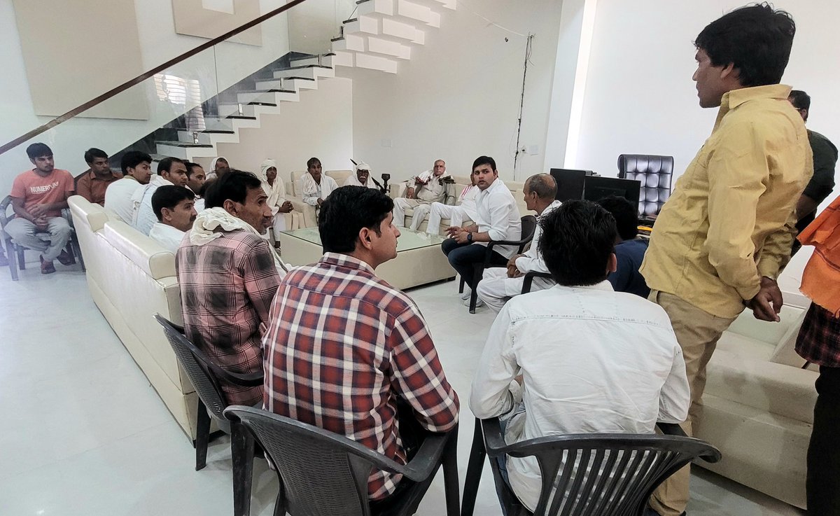 GauravgGautam's tweet photo. *कर्म भूमि की दुनिया में, श्रम सभी को करना पड़ता है।*

आज निवास पर अपनों से मुलाक़ात । https://t.co/WIYI4Z647J