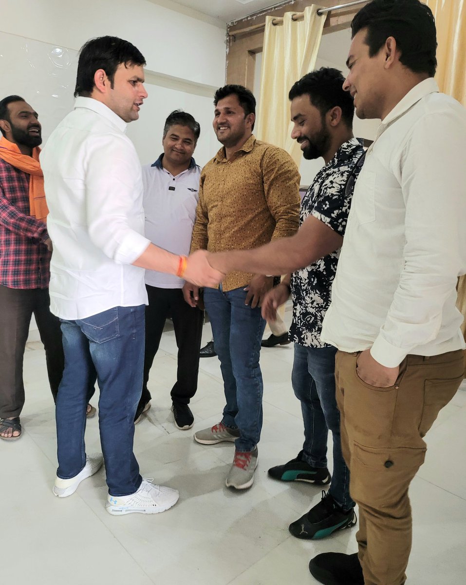GauravgGautam's tweet photo. *कर्म भूमि की दुनिया में, श्रम सभी को करना पड़ता है।*

आज निवास पर अपनों से मुलाक़ात । https://t.co/WIYI4Z647J