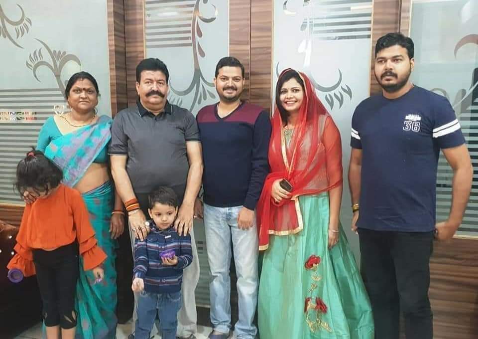 RanvijaySinghKU's tweet photo. माता जो पृथ्वी से भी भारी है,पिता जिनको आकाश से भी ऊंचा माना जाता है..
आप दोनों लोगों को शादी की सालगिरह की हार्दिक शुभकामनाएं और बधाई।सदैव आप लोगों का आशीर्वाद मिलता रहे।
यही भोलेनाथ से प्रार्थना है।
@RadheshyaSingh https://t.co/QiLuU50qvU