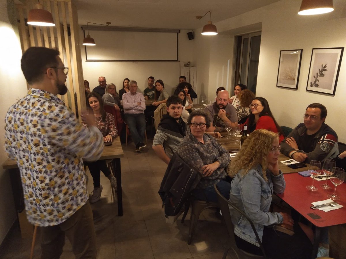 pinoflash's tweet photo. Sopar i vins al restaurant Om de #Riudoms amb uns monstres de la comunicació i l'espectacle, gràcies Laia i Xavier. https://t.co/U4zQQa6Iw5