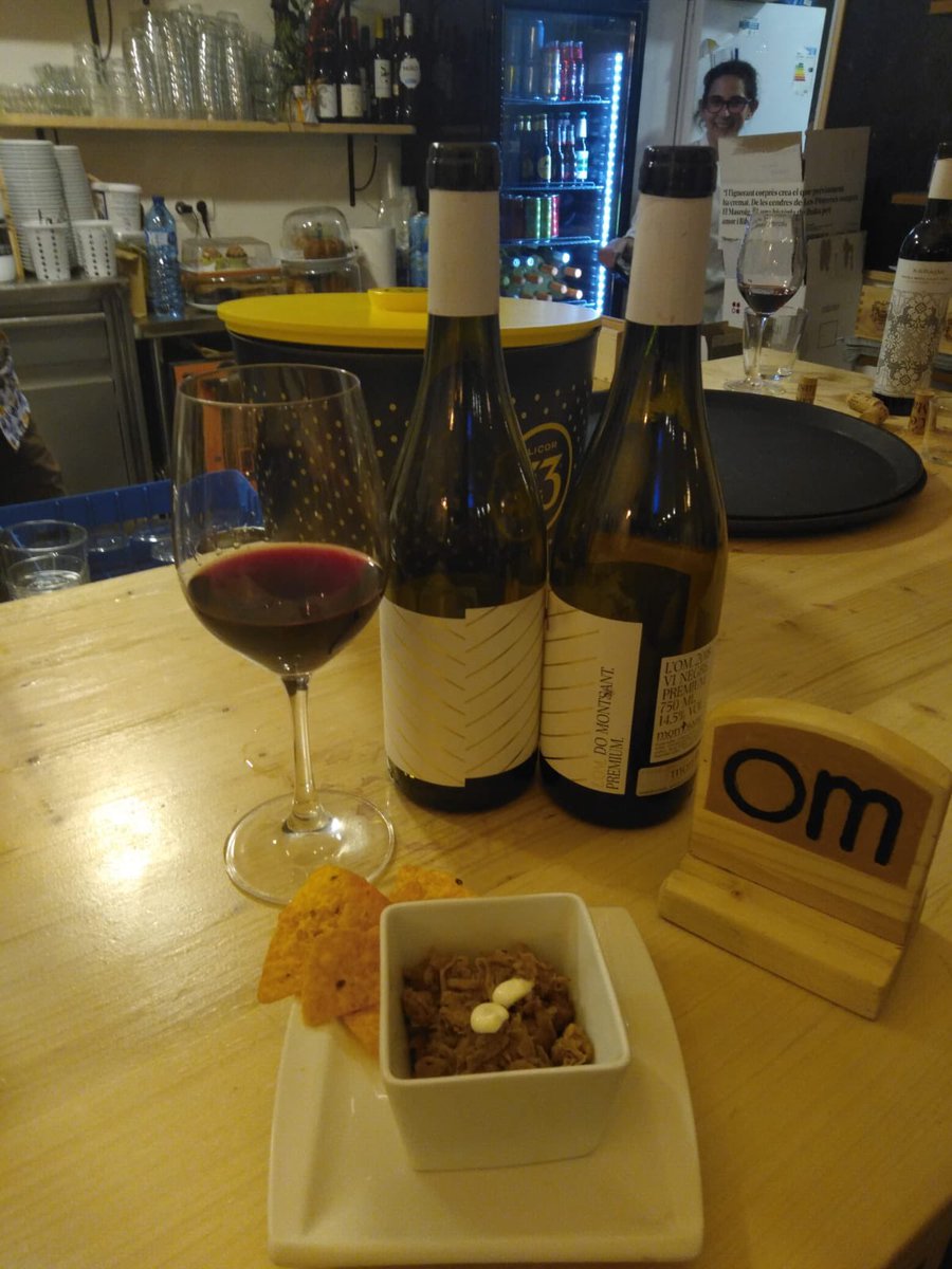 pinoflash's tweet photo. Sopar i vins al restaurant Om de #Riudoms amb uns monstres de la comunicació i l'espectacle, gràcies Laia i Xavier. https://t.co/U4zQQa6Iw5