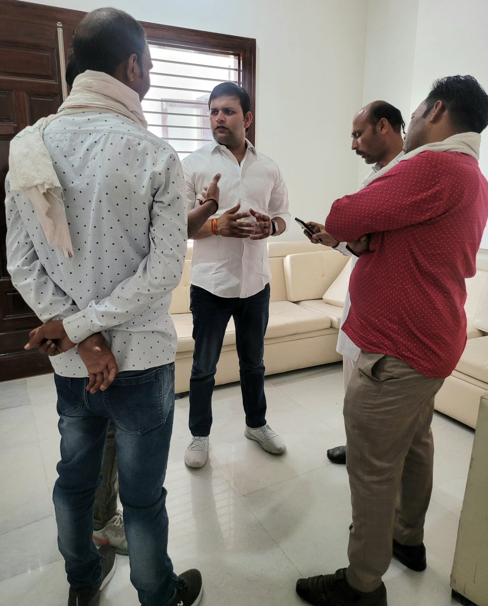 GauravgGautam's tweet photo. *कर्म भूमि की दुनिया में, श्रम सभी को करना पड़ता है।*

आज निवास पर अपनों से मुलाक़ात । https://t.co/WIYI4Z647J