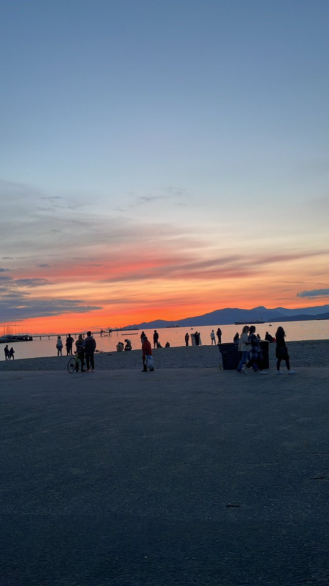 Isabella_Moino's tweet photo. Today’s sunset looked awesome on the beach!🌞 https://t.co/fx0OLbRwoK