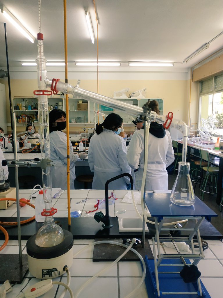 QEscultor's tweet photo. Alumnado 1° #laboratorio 👩🏿‍🔬👩🏼‍🔬 del @iesescultorjuan practica #OperacionesBasicas térmicas🌡️para separación de componentes como la #destilación ⚗️.
Realiza montajes simple, a vacío, fraccionada y por arrastre de vapor.
Y por supuesto... Manejo del #rotavapor!
#YoCreoEnLaFP https://t.co/zeNvFIAYRP