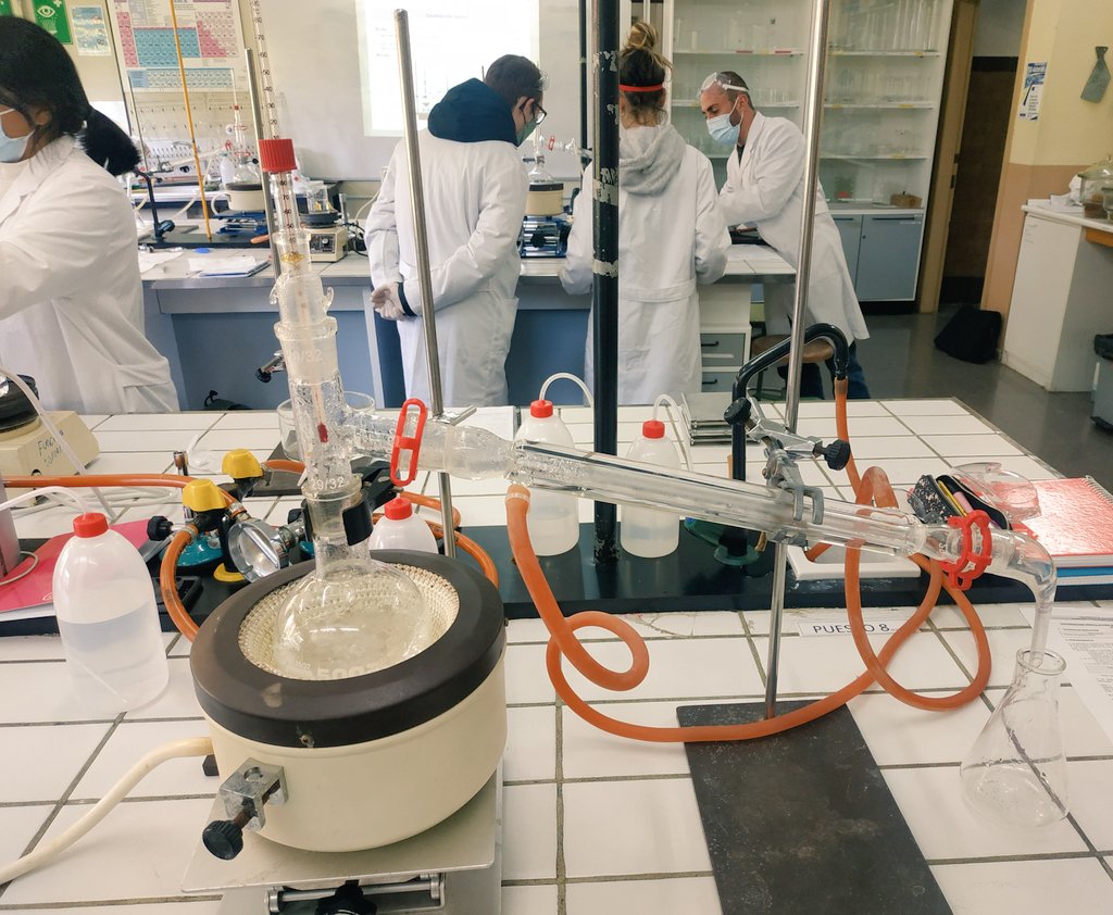 QEscultor's tweet photo. Alumnado 1° #laboratorio 👩🏿‍🔬👩🏼‍🔬 del @iesescultorjuan practica #OperacionesBasicas térmicas🌡️para separación de componentes como la #destilación ⚗️.
Realiza montajes simple, a vacío, fraccionada y por arrastre de vapor.
Y por supuesto... Manejo del #rotavapor!
#YoCreoEnLaFP https://t.co/zeNvFIAYRP