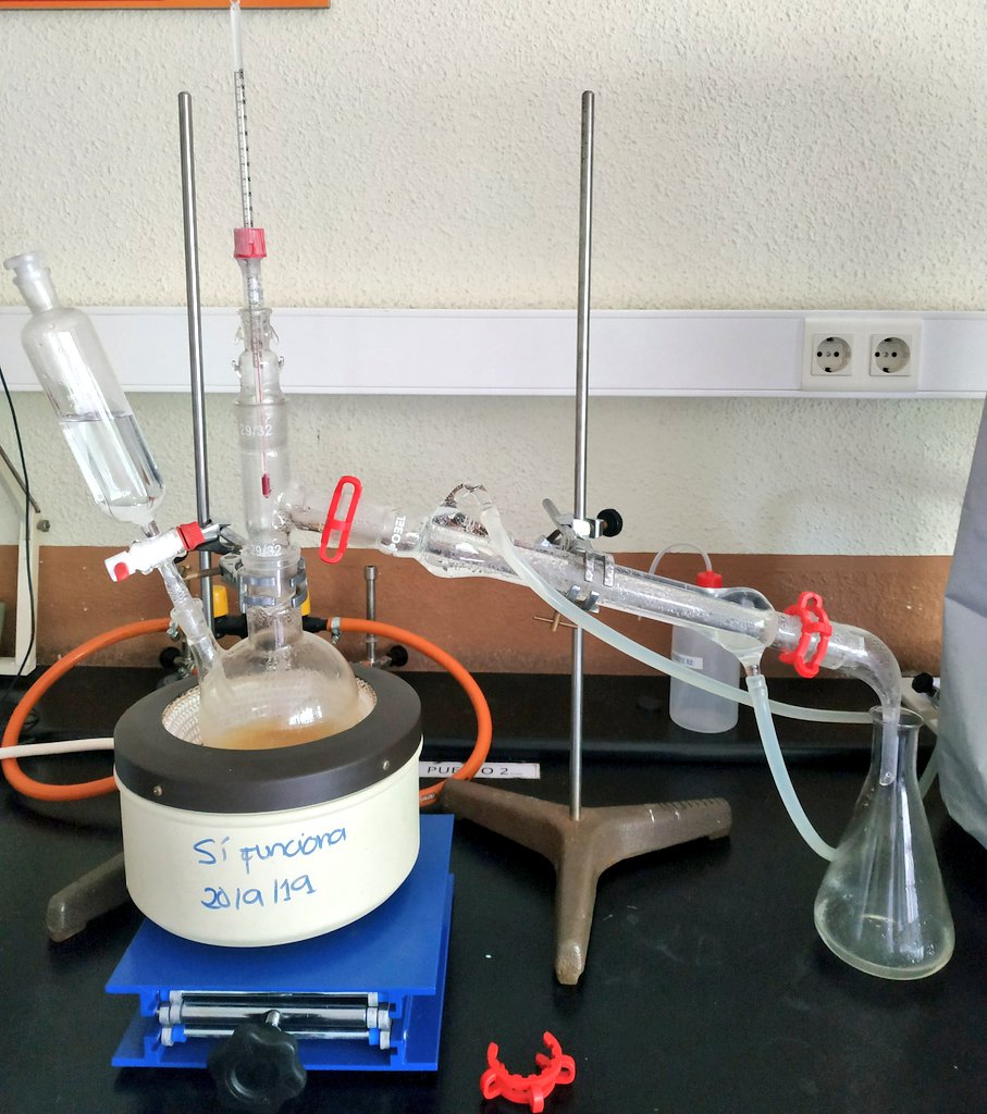 QEscultor's tweet photo. Alumnado 1° #laboratorio 👩🏿‍🔬👩🏼‍🔬 del @iesescultorjuan practica #OperacionesBasicas térmicas🌡️para separación de componentes como la #destilación ⚗️.
Realiza montajes simple, a vacío, fraccionada y por arrastre de vapor.
Y por supuesto... Manejo del #rotavapor!
#YoCreoEnLaFP https://t.co/zeNvFIAYRP