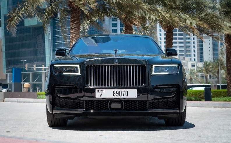 md_samir_'s tweet photo. Having a white was not enough, as black has its on spark. A beauty with luxury for ambition and attitude, the all new Rolls Royce Black Badge Ghost. #rollsroyce #luxury #luxurycarrental #luxurylifestyle #dubailife #dubai https://t.co/ZGgqmCufVj