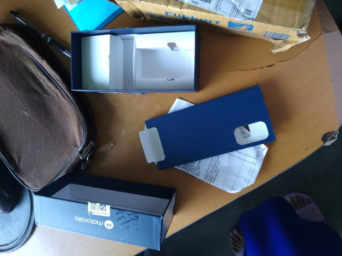 EZopari's tweet photo. I ordered a #Motorola phone from  @Flipkart for my mother and an empty box was delivered. I have been trying in vain to get a refund and have spoken to dozens of @flipkartsupport customer service executives. @_Kalyan_K can you please help? 

#badcustomerservice
#onlinefraud https://t.co/FdRDUxvRWp
