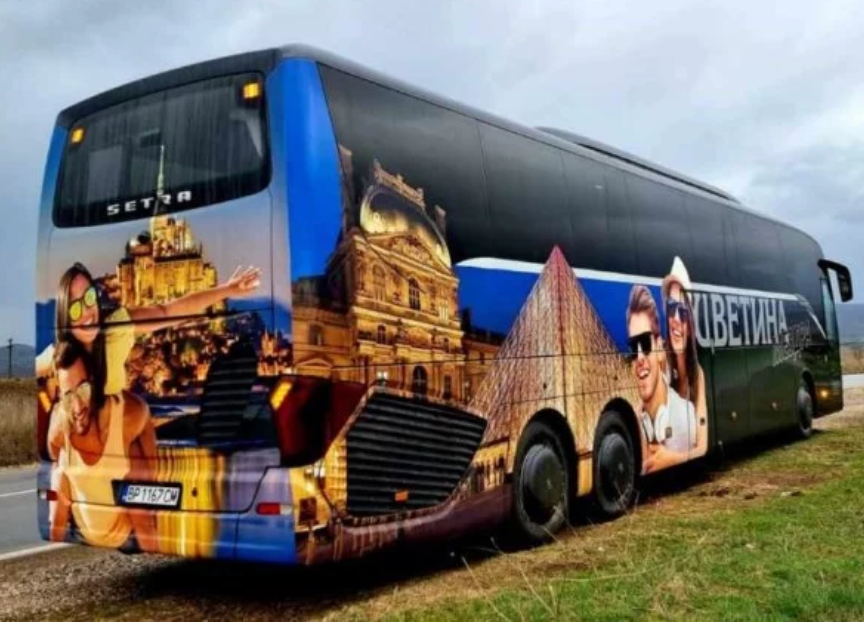 DaimlerBusesFR's tweet photo. L’autocariste bulgare Cvetina Mezdra EOOD vient d’acquérir un S 517 HD au #BusStore Center Paris. «Le S 517 HD que nous avons trouvé au BusStore Paris était le seul véhicule sur le marché de l’occasion qui nous convenait.» indique le CEO de l'entreprise. https://t.co/EIQaiUg0BZ https://t.co/oV5bcvzA1A