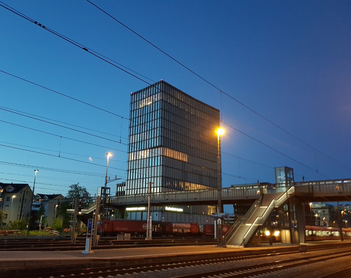 RolandGisler's tweet photo. Blaue Stunde in Rotkreuz. Das geht nur nach #Block4 und #MitPräsenz bei #HSLU-I. https://t.co/4NvZnfjPU8
