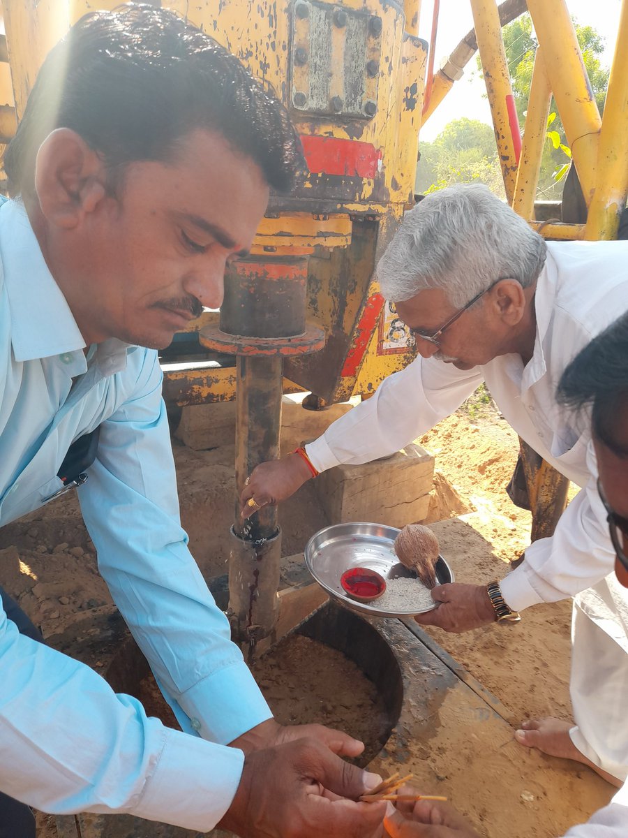 The_varun_patel's tweet photo. શ્રી ગાયત્રી ચેતના કેન્દ્ર ખાતે આજ નવીન પાણી ના બોર બનાવવા નુ ખાતમુહૂર્ત થયું.
જ્યારે જ્યારે પ્રજા ની પ્રાથમિક જરૂરિયાત તકલીફ પડે ત્યારે ભાજપા ની સરકાર પ્રજા માટે દેવદૂત બની છે.
#Randheja #GMC
@narendramodi @AmitShah @Bhupendrapbjp @CRPaatil @BJP4Gandhinagr @ihiteshpmakwana https://t.co/c2O3f30Iuv