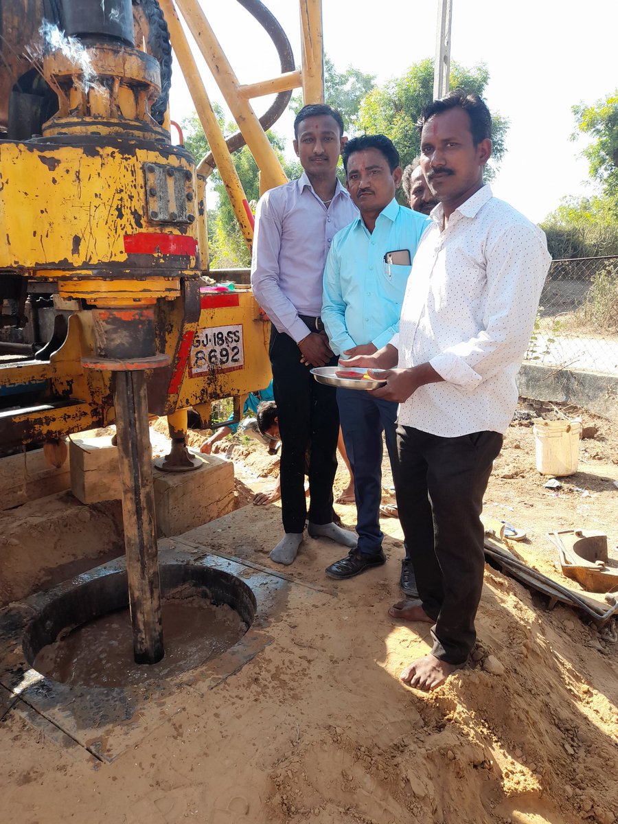 The_varun_patel's tweet photo. શ્રી ગાયત્રી ચેતના કેન્દ્ર ખાતે આજ નવીન પાણી ના બોર બનાવવા નુ ખાતમુહૂર્ત થયું.
જ્યારે જ્યારે પ્રજા ની પ્રાથમિક જરૂરિયાત તકલીફ પડે ત્યારે ભાજપા ની સરકાર પ્રજા માટે દેવદૂત બની છે.
#Randheja #GMC
@narendramodi @AmitShah @Bhupendrapbjp @CRPaatil @BJP4Gandhinagr @ihiteshpmakwana https://t.co/c2O3f30Iuv