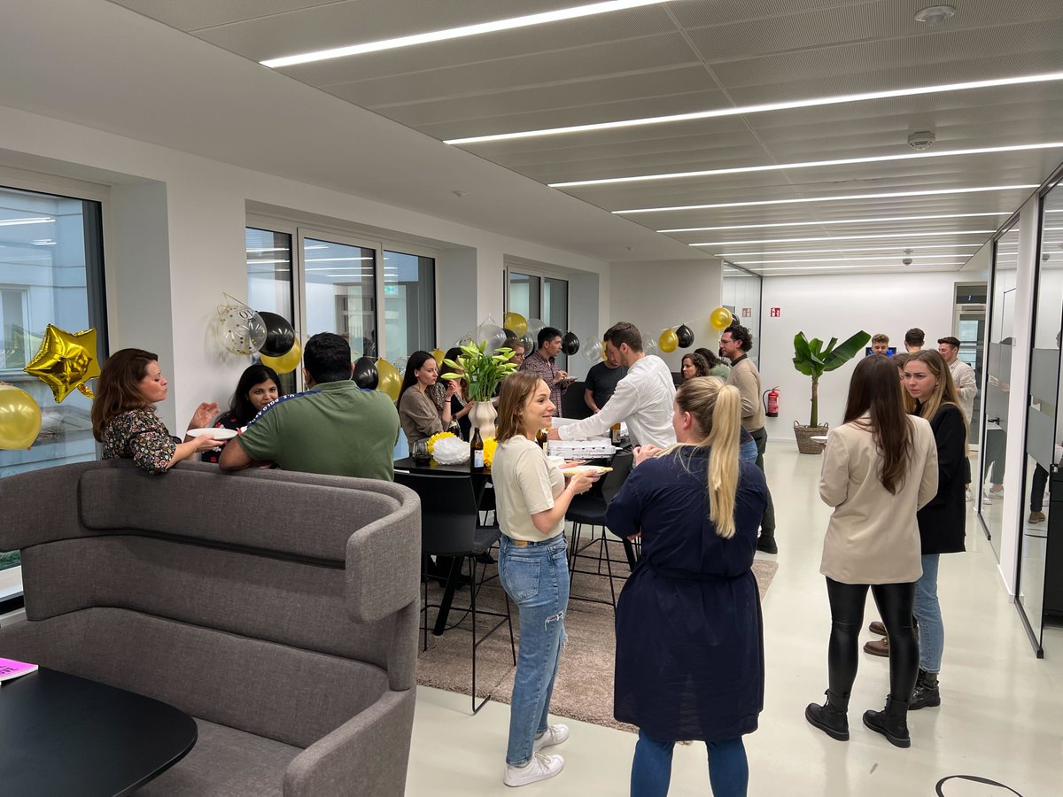 Feste feiern, wie sie fallen!🥳

Wir hatten gleich 3 Gründe für einen Team-Abend: Unser Umzug in das neue Büro im DeOpenHouse, der runde Geburtstag von unserem Gründer Nessim Djerboua und den Abschied von Tobias Thiermann.👨‍💼