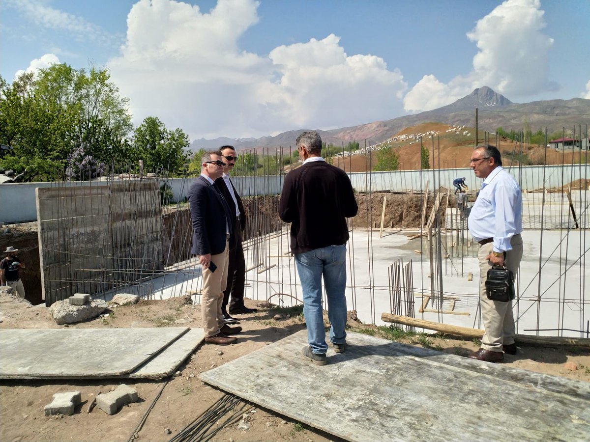 MemTuzluca's tweet photo. Hayırsever iş insanı Sayın Atakan TAPTUK tarafından ilçemizde yaptırılan 16 derslikli okul inşaatı İlçe Müdürümüz Sn. Ozan MALKOÇ ve Şube Müdürlerimiz tarafından incelendi. https://t.co/Psxit4iIz4
