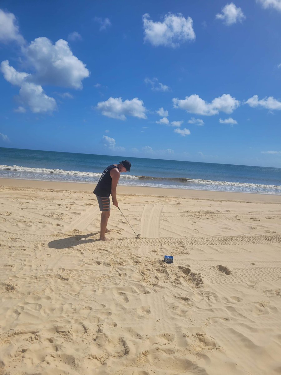 CoogsMagpies's tweet photo. Last day at Fraser Island golf practice with the crew. #sandycape #bigbunker https://t.co/BHwfYeWHc9