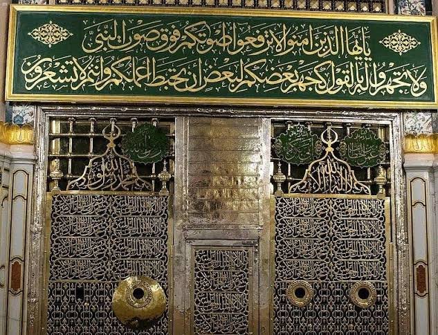Mujahid__MR's tweet photo. روضہ رسول کئ سنہری جالیوں پرلکھی آیت کا ترجمہ :اےایمان والو! اپنی آوازیں نبی کی آوازپر اونچی نہ کرواور ان کے حضور زیادہ بلند آواز سے کوئی بات نہ کہو جیسے ایک دوسرے کے سامنے بلند آواز سے بات کرتے ہوکہ کہیں تمہارے اعمال بربادنہ ہوجائیں اورتمہیں خبرنہ ہو۔
#توہین_مسجد_نبوی_نامنظور https://t.co/uPsjC3TjiG