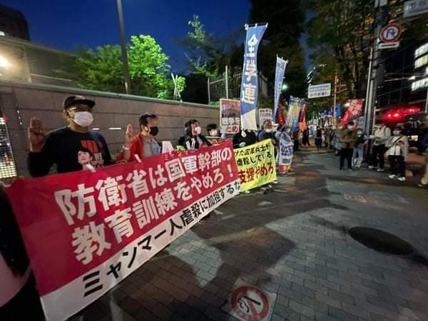 StellaLyn10's tweet photo. Pro-democracy Burmese people in Japan rallied to protest against Japanese government's training of a total of 4 new cadets &amp; officers from Myanmar terrorist military, in front of Japanese Defense Ministry in Tokyo? #2022Apr29Coup #WhatsHappeningInMyanmar https://t.co/N1hl61hnBG