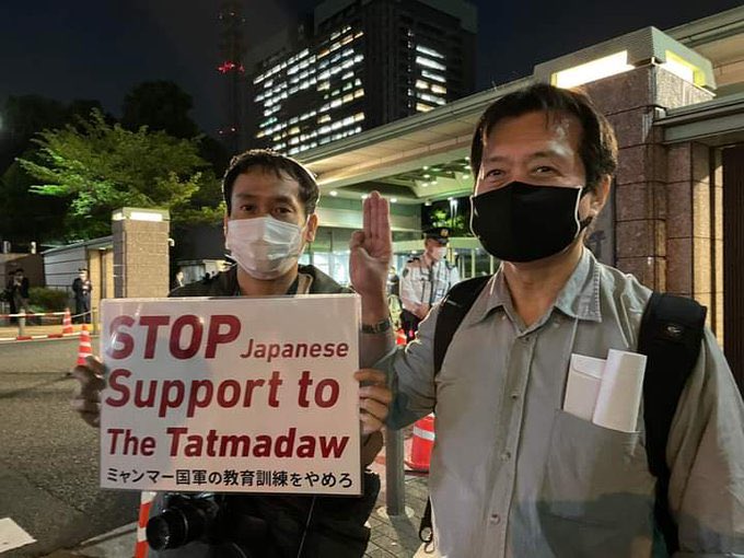 StellaLyn10's tweet photo. Pro-democracy Burmese people in Japan rallied to protest against Japanese government's training of a total of 4 new cadets &amp; officers from Myanmar terrorist military, in front of Japanese Defense Ministry in Tokyo? #2022Apr29Coup #WhatsHappeningInMyanmar https://t.co/N1hl61hnBG