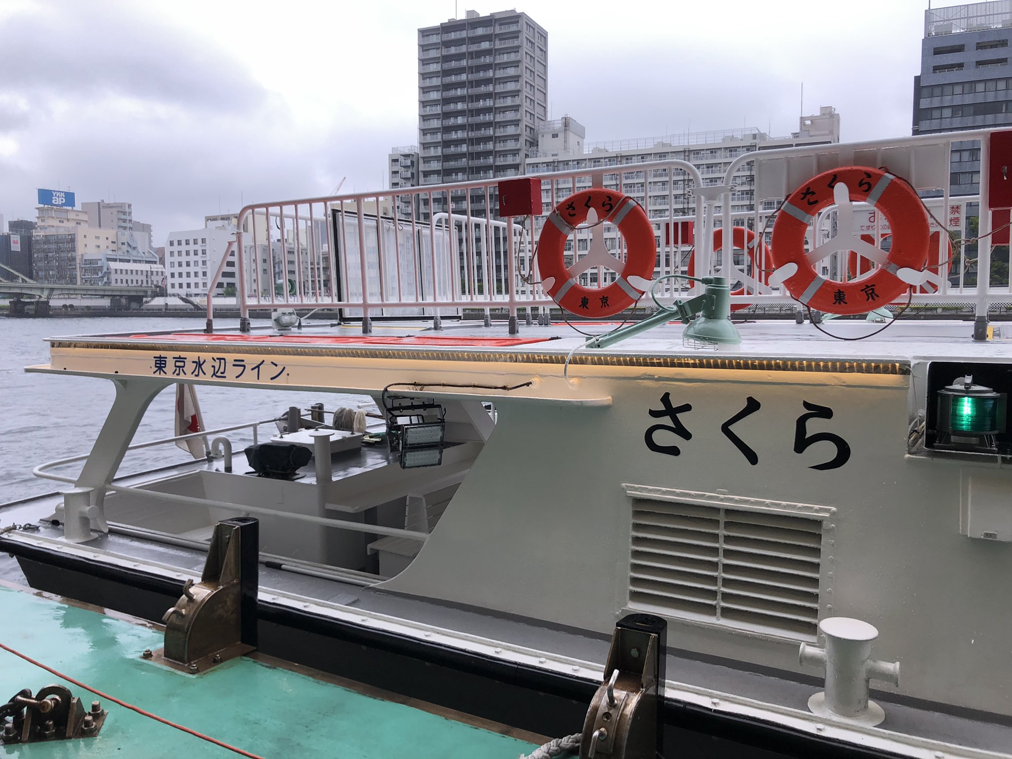 おれんじ定食 東京水辺ライン 隅田川を運航する水上バスです 雨ですが ほどよく空いた船内から都心の水辺を堪能しました 御船印は両国港の窓口で売ってます 楽しい都心散歩です T Co Ixfkyqef6g Twitter