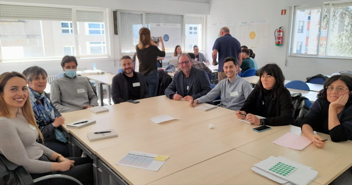 GALP7GALP7's tweet photo. Esta semana reunímonos para continuar a traballar no proxecto #Pasos, que fomenta iniciativas que aposten pola investigación e a innovación responsable no sector mariño 🌊
👉 O proxecto desenvólvese no marco de @eusumogal
#investigación #mar #CIM #Ecobas #Fundamar #GALP https://t.co/cKXhSz1Ju6