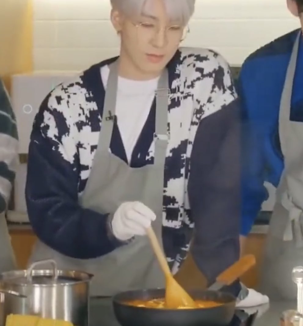 jaunewonu's tweet photo. congratulations to wonwoo for finally escalating from being the official dishwasher to the official tteokbokki stirrer of svt 🥺🤧 https://t.co/KaAu8HSJcN