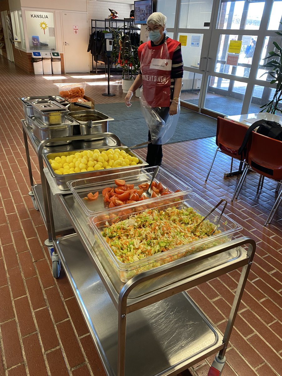 Koulujen ylijäämäruoan jakelu laajenee Kerttulan koululle ma 2.5.! Kaikilla jakelupisteillä jonoon kannattaa mennä klo 12.45-13.15 välillä. Jos hakijoita ei ole enää 13:15 jälkeen, jakelupiste suljetaan sen päivän osalta. Lue lisää: raisio.fi/fi/uutiset/ruo… #raisio #kestäväraisio