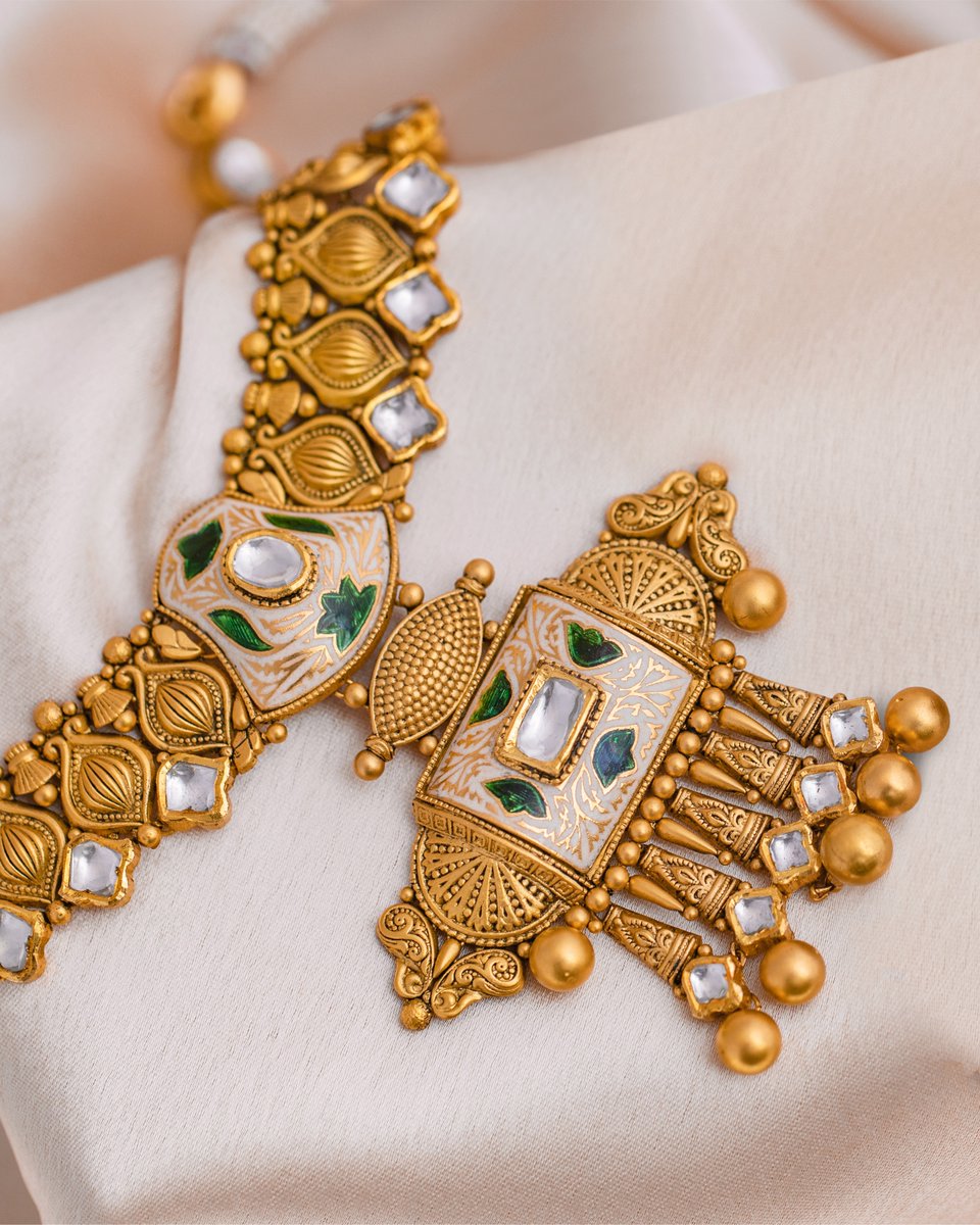 Ourparshwa's tweet photo. On the pious day of #AkshayaTritiya, Lakshmi and #Kuber are worshipped to seek everlasting wealth, job stability &amp; peaceful relationships with all.
As buying gold is considered to be more auspicious on this day, rush to #Parshwa Jewellers &amp; get the jewels of your choice now! https://t.co/CVafrW1u6E