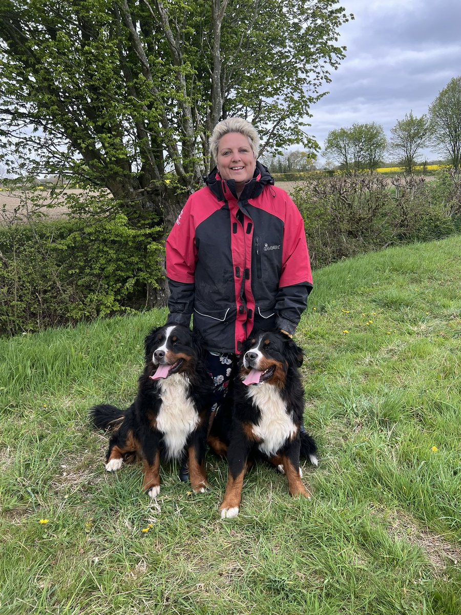pasturegreen_'s tweet photo. Philippa with Mother Smartie (Pasturegreen Skye) &amp; Daughter Biscuit  (Pasturegreen Primrose) #bernese #pasturegreen #bernesemountaindog #family #countrywalk #berner #bernesebreeder #bernerlove #bernerlove https://t.co/pjPetywbPC