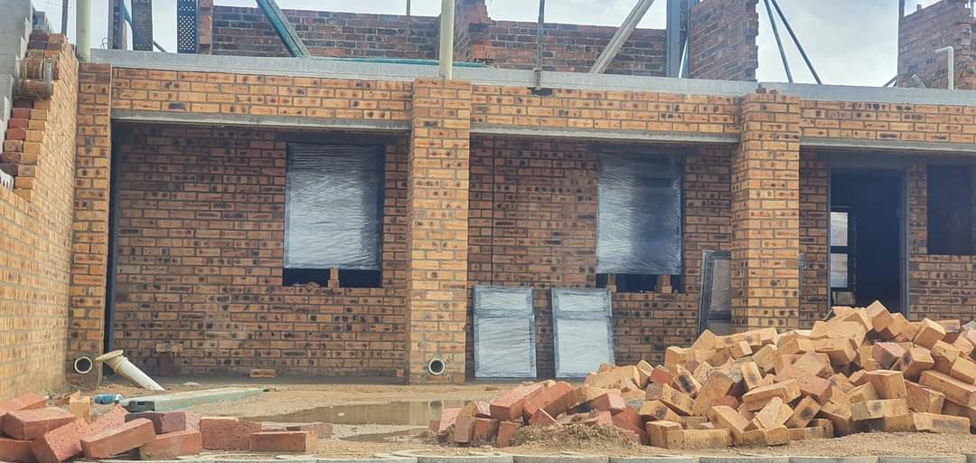 CharmaxGroup's tweet photo. With partnering with tshedza Glass we are managing to execute fit and supply project of aluminum windows,if you are looking for quality Aluminum windows and doors please contact us on  0729234363 or watzapp 0670323069 for enquiries and quotation. 
Kelly khumalo / SAPS / Alostro https://t.co/h8g5MRV82C