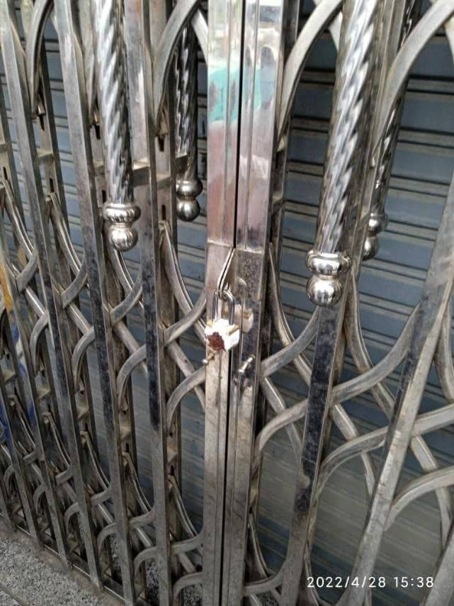 IrrawaddyNews's tweet photo. The military regime sealed off the Thuriya Clinic in Mandalay’s Maha Aung Myay Township on Thursday evening for allegedly employing striking doctors and detained the owner. (Photo: CJ) 

#WhatsHappeningInMyanmar https://t.co/81YDGjzPjs