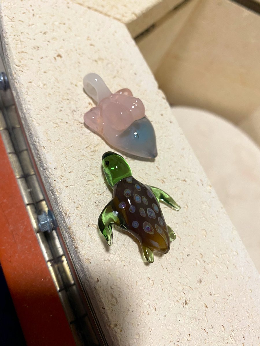 Sirens87673454's tweet photo. Tonight’s treasures fresh out the kiln 🔥 #glasspendant #glassblower #flameworker #glassart #customorder #naked #nips #turtle #pregnant #boymom #nfs https://t.co/9eNRRlwYiK