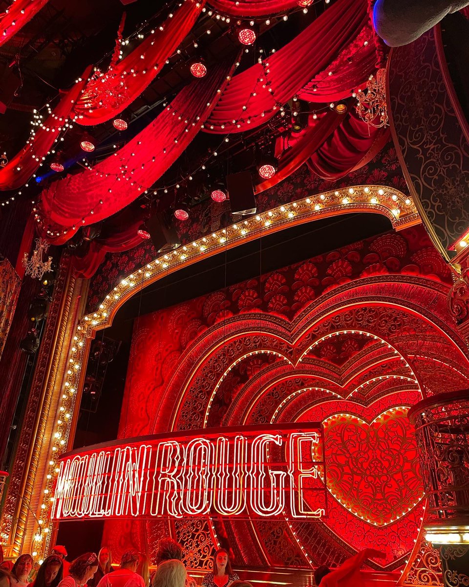 thedancingsean's tweet photo. London Dahlin! ✈️🥂

Attend the @ukpantomime awards to represent @millenniumforum for Best Panto/Best Comic nomination!

Then got to enjoy 2 of the best shows I’ve ever seen, @kitkatclubldn &amp; @moulinmusicaluk 

#london #theatre #pantomime  #awards #cabaret #moulinrougeuk https://t.co/QIYteUPdWN