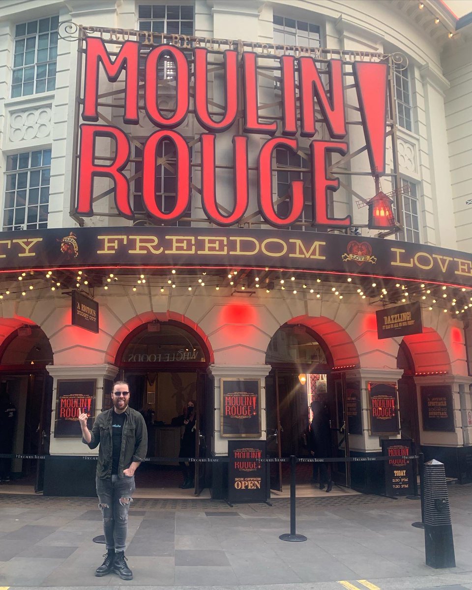 thedancingsean's tweet photo. London Dahlin! ✈️🥂

Attend the @ukpantomime awards to represent @millenniumforum for Best Panto/Best Comic nomination!

Then got to enjoy 2 of the best shows I’ve ever seen, @kitkatclubldn &amp; @moulinmusicaluk 

#london #theatre #pantomime  #awards #cabaret #moulinrougeuk https://t.co/QIYteUPdWN