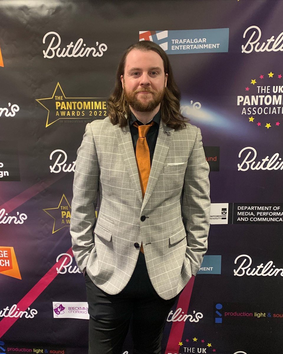 thedancingsean's tweet photo. London Dahlin! ✈️🥂

Attend the @ukpantomime awards to represent @millenniumforum for Best Panto/Best Comic nomination!

Then got to enjoy 2 of the best shows I’ve ever seen, @kitkatclubldn &amp; @moulinmusicaluk 

#london #theatre #pantomime  #awards #cabaret #moulinrougeuk https://t.co/QIYteUPdWN