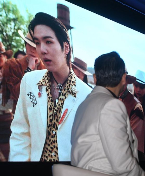 — Traducción de lo que dijo PSY sobre el detrás de su colaboración con #SUGA durante su reciente conferencia de prensa:

"That That, es una canción que escribí, compuse, canté y filmé el MV con SUGA de BTS. El otoño pasado, recibí una llamada de que él hizo una canción [..]