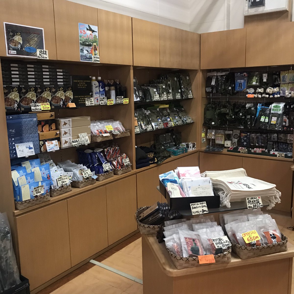 enacoffee21's tweet photo. 本日29日、旭川の北鎮記念館の館内売店『第七師團司令部　購買部』が開店しました

えな珈琲のドリップバッグを置いていただいてます🙏
パッケージイラストは北鎮記念館限定で左からえな珈琲、サトウユウタさん、村田遼太郎さんです
15日までオープンセール実施とのこと
よろしくお願いいたします☺️ https://t.co/fEybpC8hTU