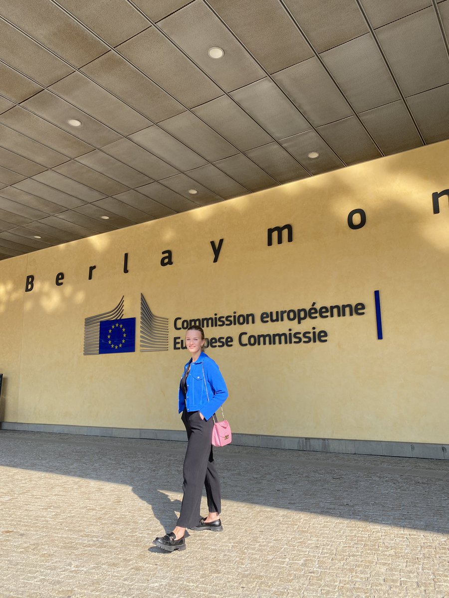 Gerade geht’s zurück nach Berlin und ich schaue auf gestern zurück: ich durfte die Arbeit der <a href="/EUinDE/">Europäische Kommission - Vertretung in Deutschland</a> näher kennenlernen und Kommissions-Vizepräsident @TimmermansEU mit Fragen löchern. Aufregend! 🇪🇺